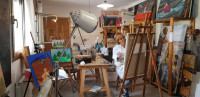 En el taller pintando